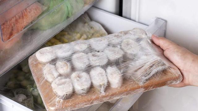 El peix a la nevera o el congelador rep els additius presents al plàstic de l’envàs | FREEPIK