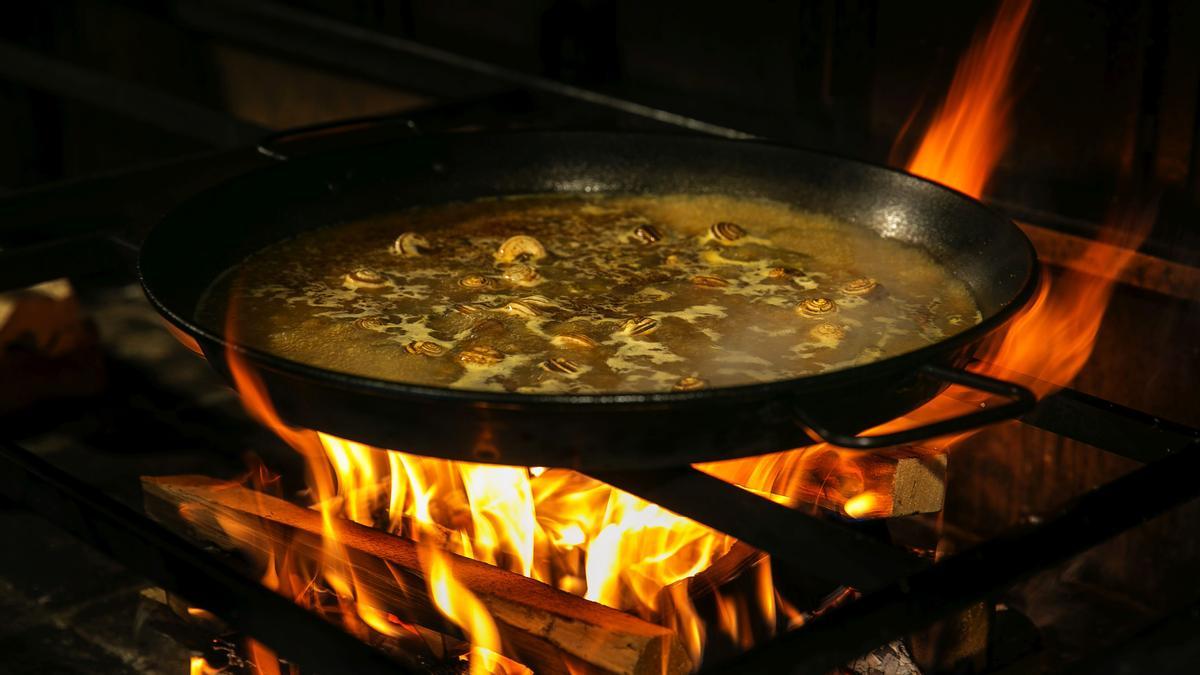 Cadaqués: paella de conejo y caracoles al fuego