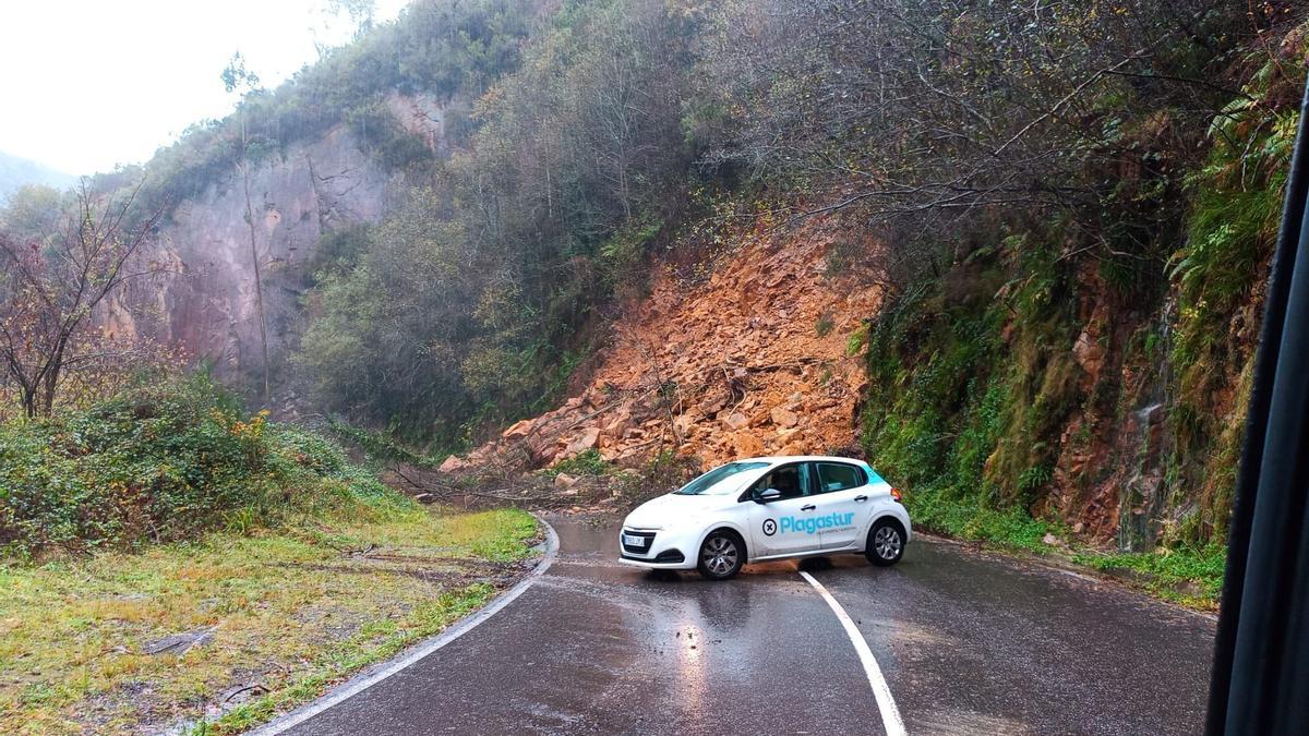 Desprendimiento en la carretera del río Las Cabras (AS-115), en dirección a Meré.