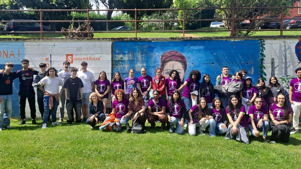 En el centro de la imagen la segunda por la izquierda, María Rodríguez, profesora del centro gijonés junto a Liliana Díaz, docente del instituto de la Pola Siero junto a los miembros del "Equipo Violeta" y del "Club de Valientes"