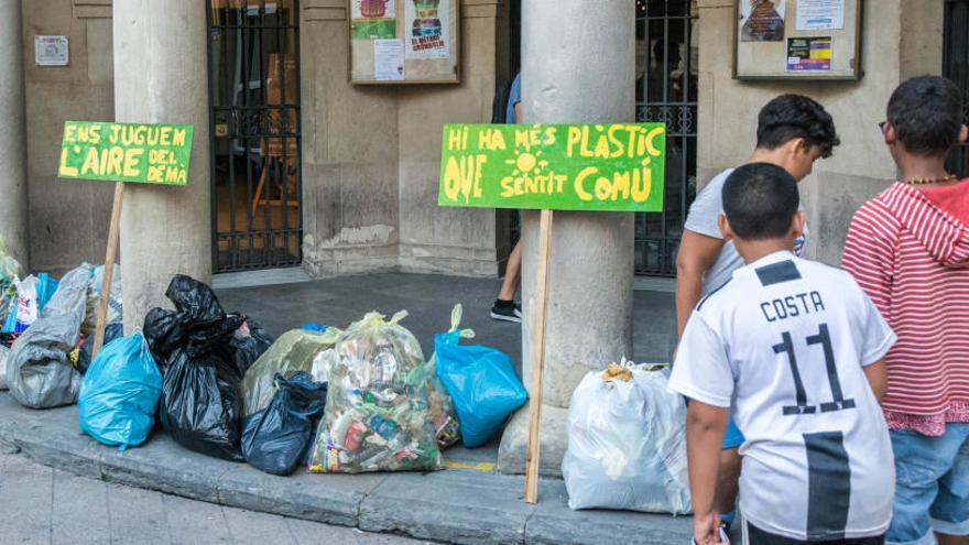 «Fridays for future» es reivindica a Berga recollint deixalles