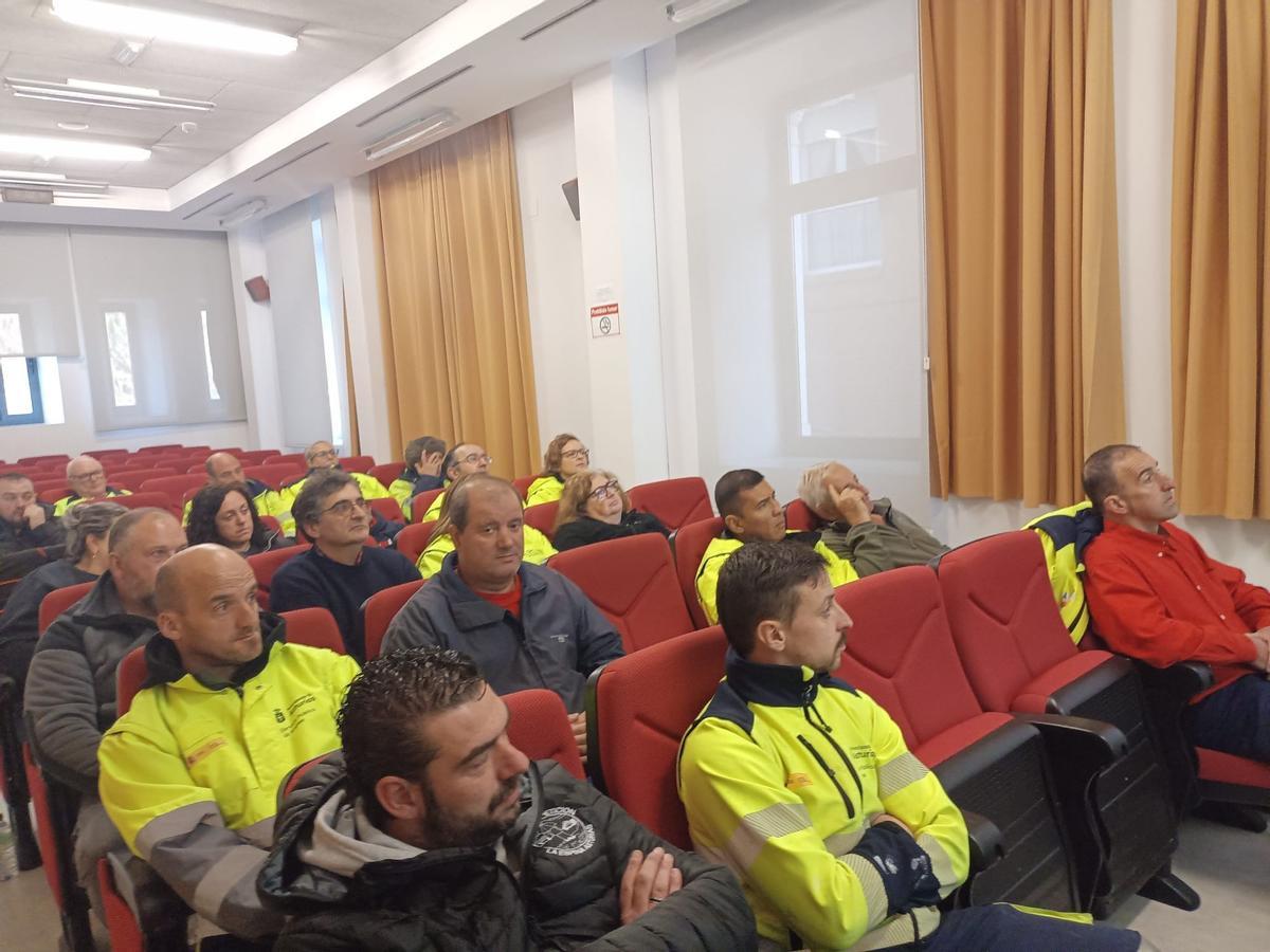 Estudiantes del taller de empleo, durante una ponencia sobre emprendimiento.