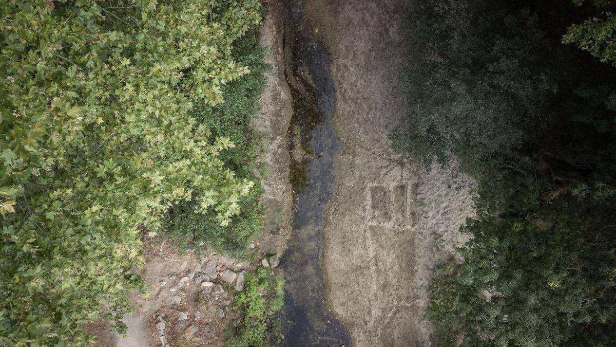 Imagen de dron del estado casi seco del Maquiáns, que abastece Ribadavia.