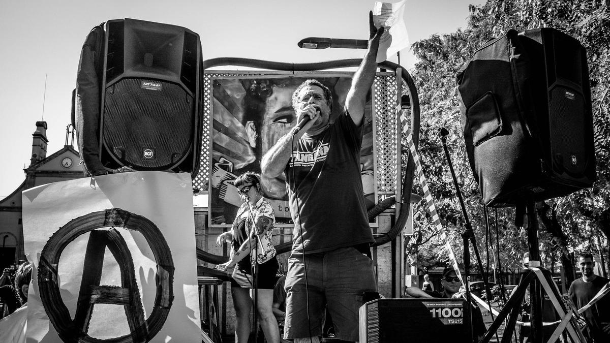 Roger Peláez y Vicky L'Arròs, en la camioneta de The Otherside Aplec