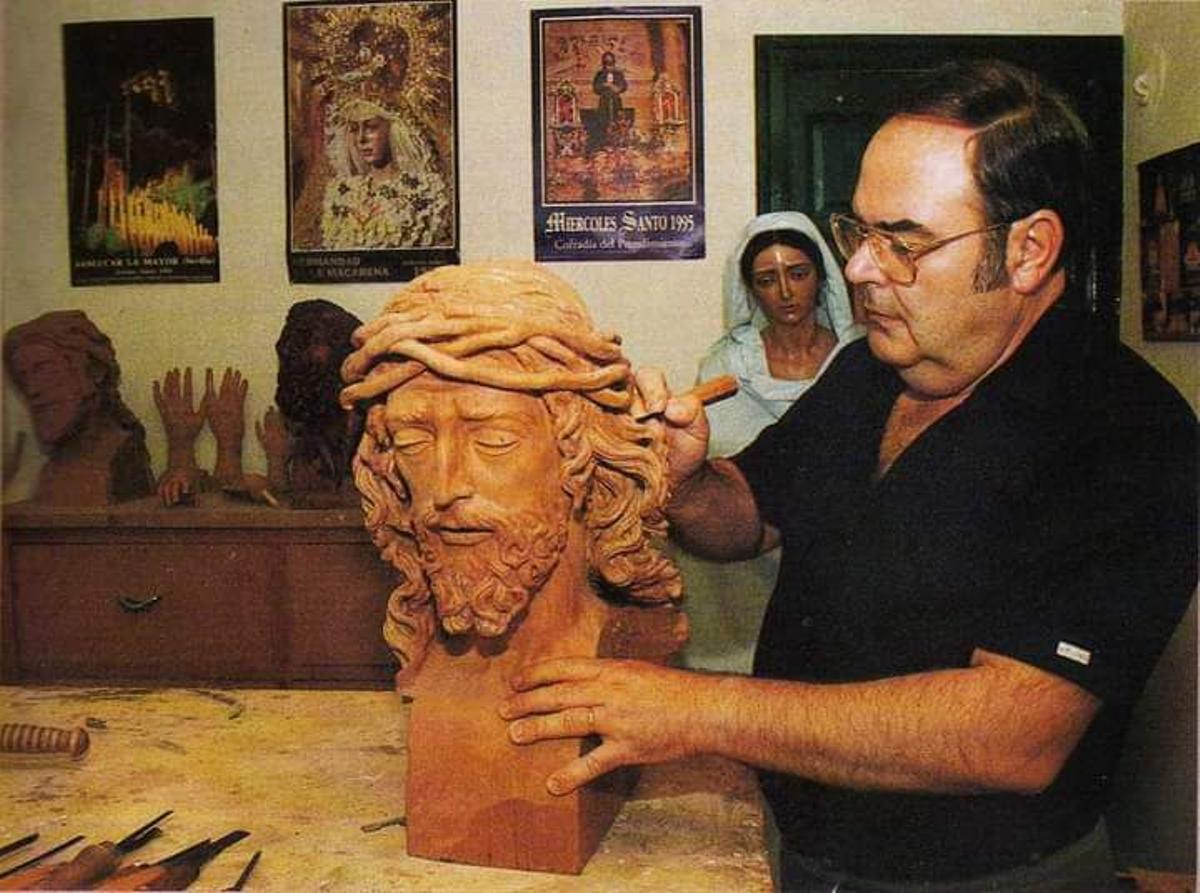 Antonio Dubé de Luque tallando la cabeza del Cristo de Medinaceli de Almería.