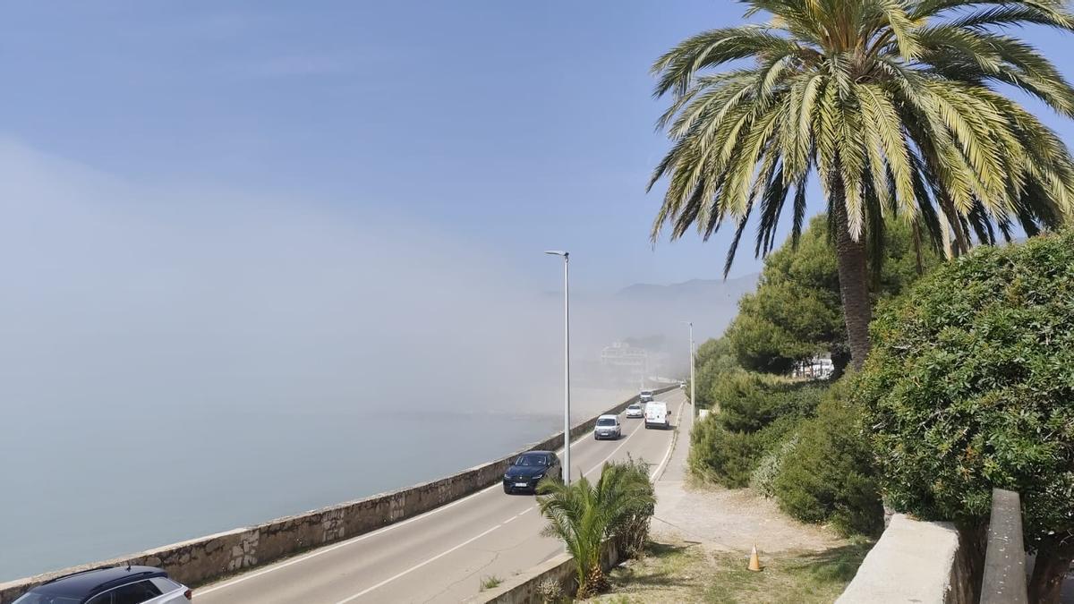 La niebla no dejaba ver el mar esta mañana en Benicàssim