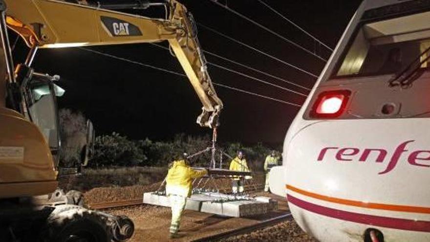 Las obras avanzan lentamente debido a la circulación de trenes.