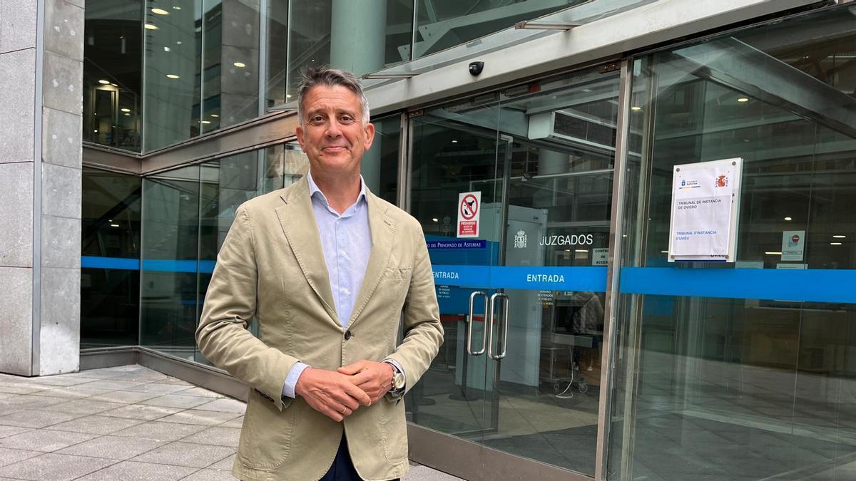 Manuel Cifuentes, a las puertas de la nueva Oficina Judicial de Oviedo.