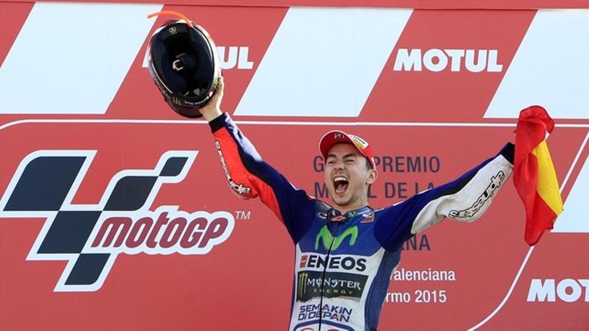 El piloto espanyol Jorge Lorenzo celebra el título conseguido en el Gran Premio de Cheste.