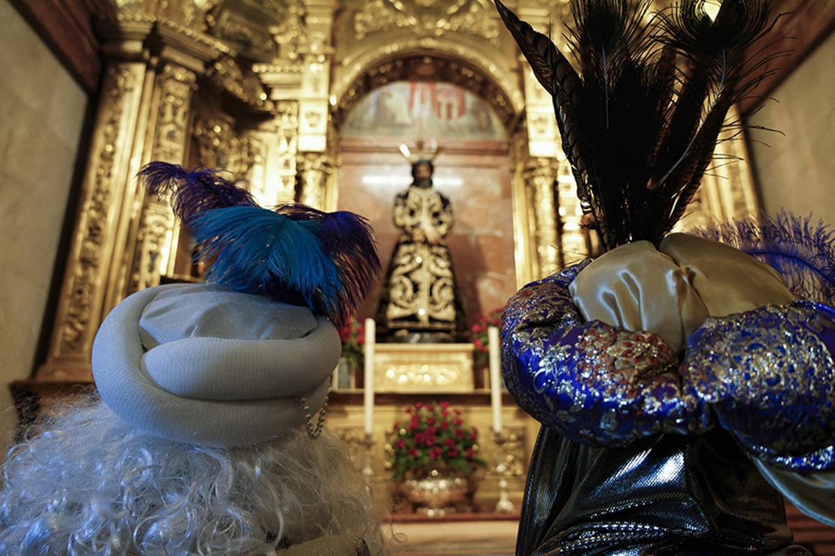 Sus Majestades, ante el señor de la Sentencia en la Basílica de la Macarena.
