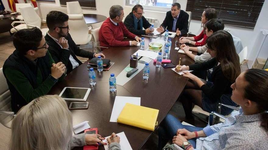 Reunión de la primera mesa de trabajo &quot;Jóvenes de 10&quot;.