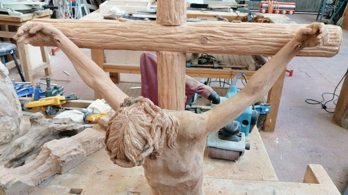 Detalle del crucificado todavía en el taller del escultor. | Cedida