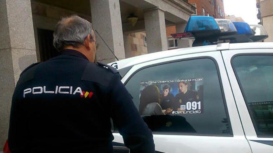 Nueva cartelería contra la violencia de género en los coches patrulla de Zamora.