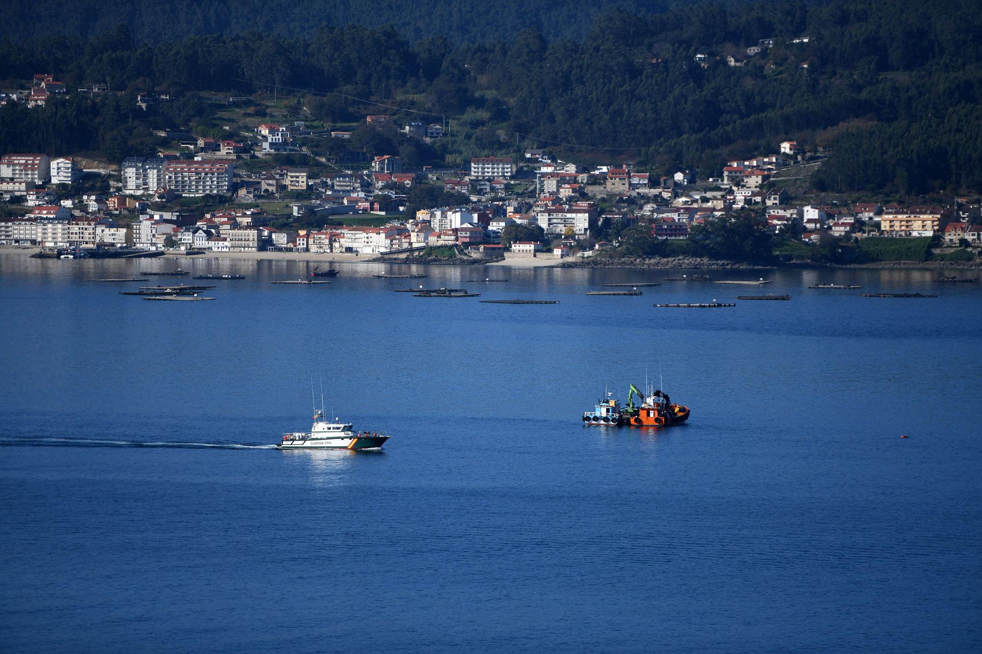 Empiezan las labores de reflote del remolcador hundido en Marín