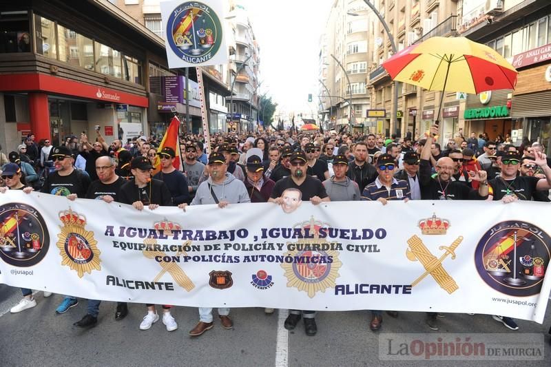 Miles de policías claman en Murcia para exigir "equiparación real" de sus salarios