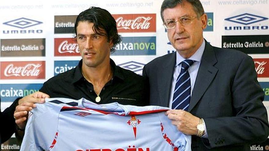 El futbolista uruguayo Fernando Fajardo, procedente del Elche posa con la camiseta del club junto a Ramón Martínez.