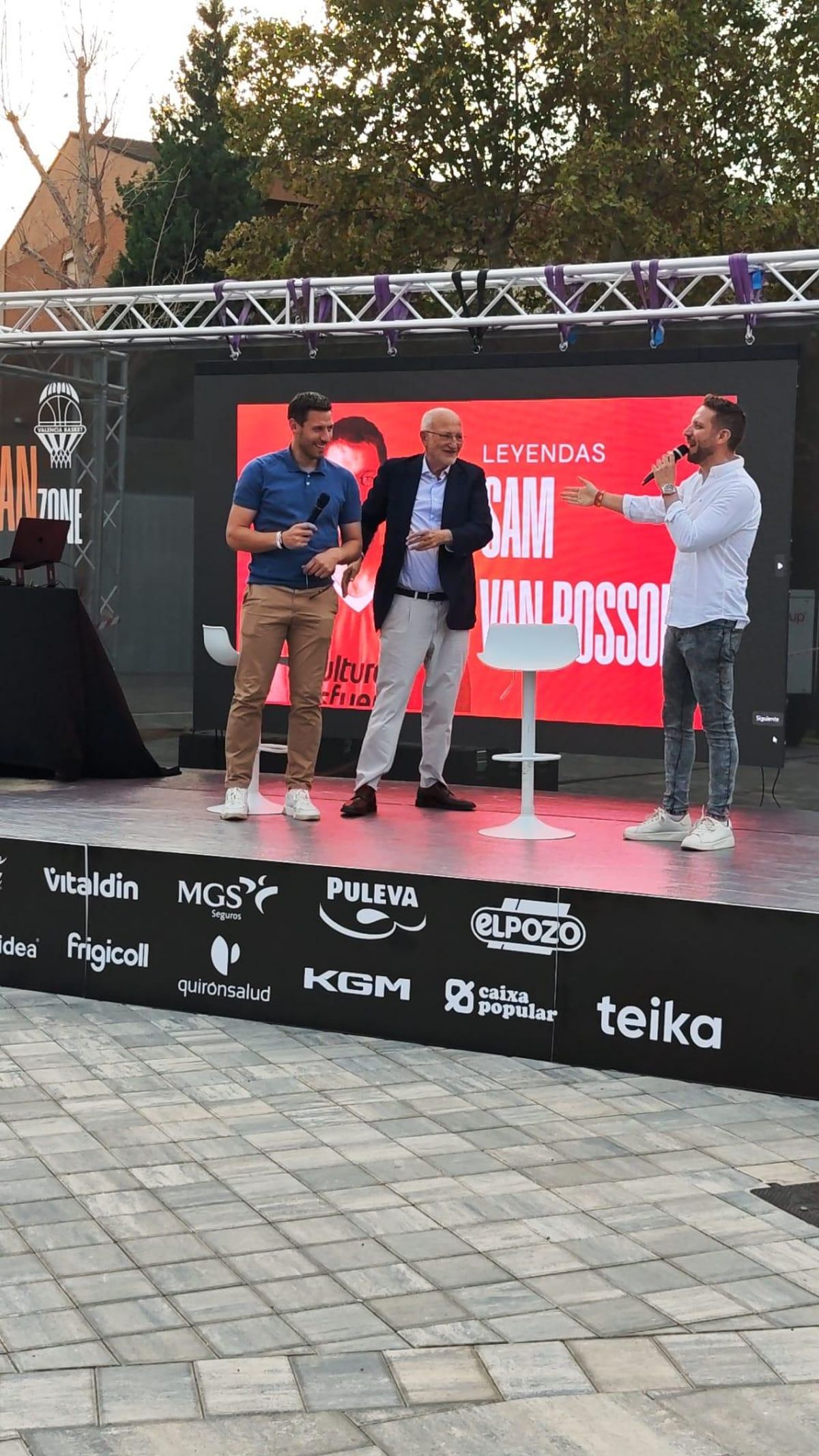 Sam Van Rossom, con Juan Roig el día del estreno del Valencia Basket en el Roig Arena.