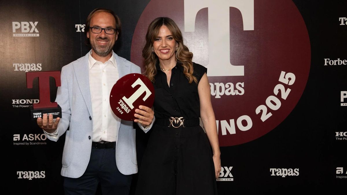Joan Fabra va rebre el guardó de mans de Núria Marín.