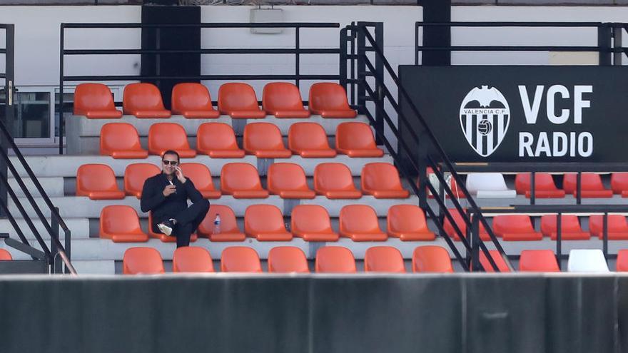 El presidente del Valencia, Anil Murthy, ayer sentado en la grada del estadio Antonio Puchades.