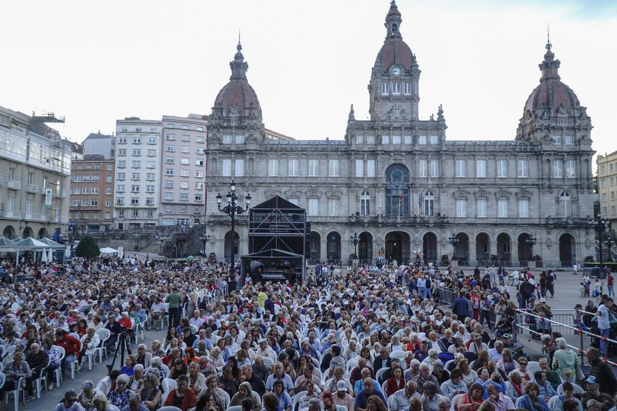Bajo la batuta del director alicantino Juan Miguel Romero Llopis, la Banda Municipal ofreció un repertorio basado en bandas sonoras de películas. Bajo la batuta del director alicantino Juan Miguel Romero Llopis, la Banda Municipal ofreció un repertorio basado en bandas sonoras de películas.