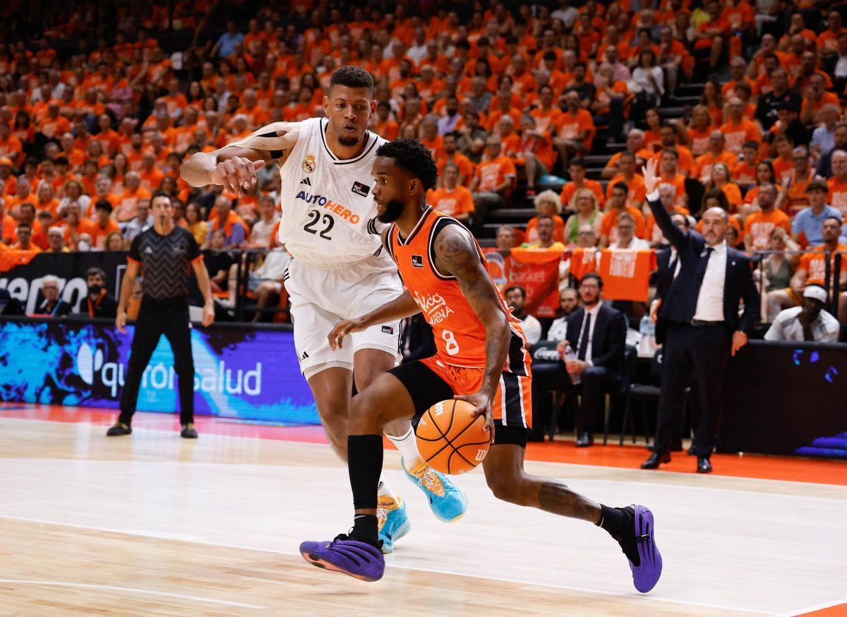 Jean Montero, ante Tavares en el último partido de la temporada en La Fonteta