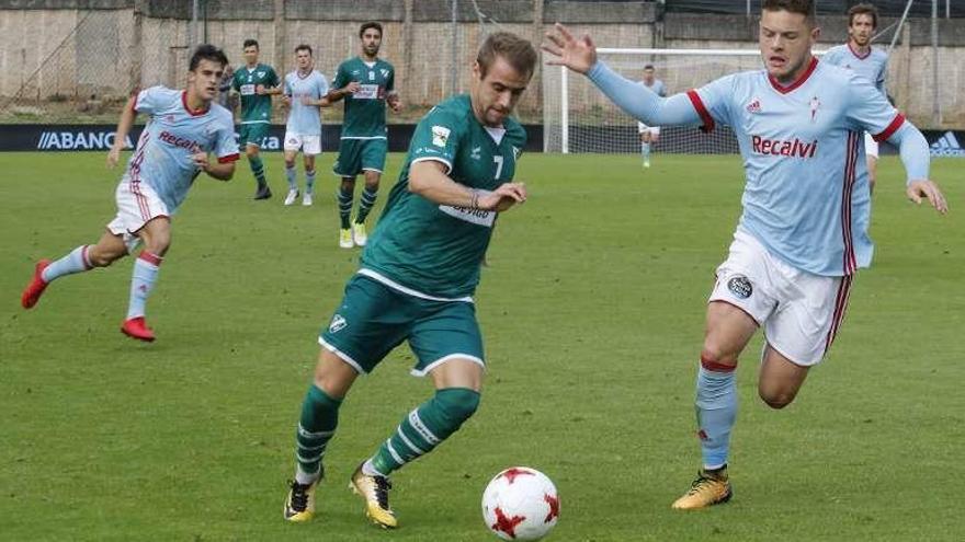 Diego Alende, del Celta B, presiona a Higón, del Coruxo. // Alba Villar