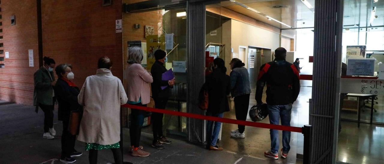 Colas de pacientes en el centro de Guillem de Castro de València, en una imagen reciente. | MIGUEL ÁNGEL MONTESINOS