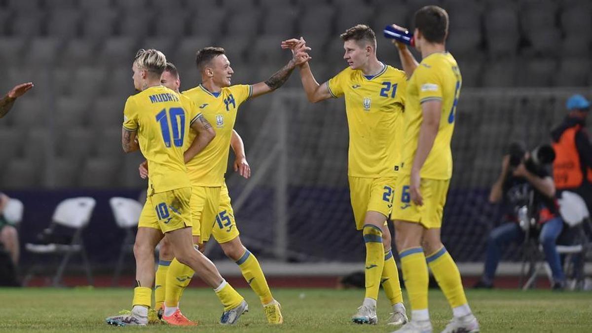 Los jugadores de Ucrania celebran un tanto contra Francia.