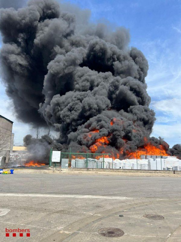 Espectacular incendi al pati d'una empresa del polígon de les Preses