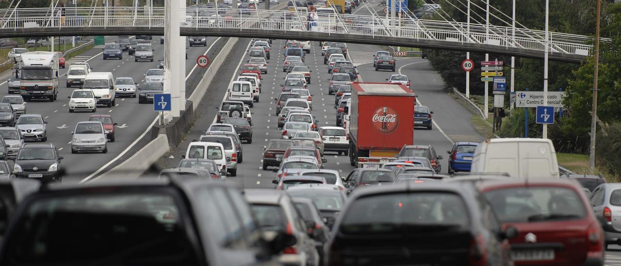 Tráfico intenso en la salida de A Coruña por la avenida de Alfonso Molina.