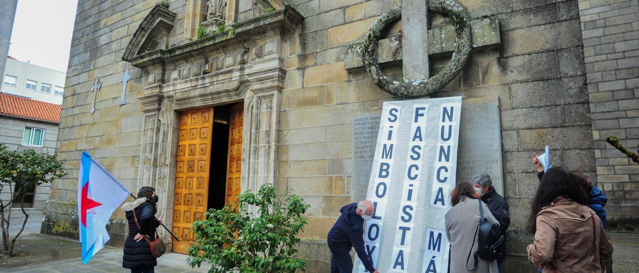 El BNG realizó recientemente un acto reivindicativo para exigir la retirada de la cruz falangista.