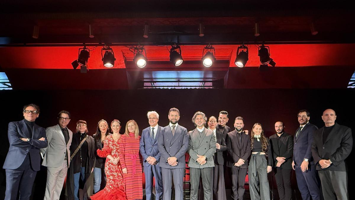 Foto de familia en el Teatro Real de Madrid durante la presentación del Cante de las Minas