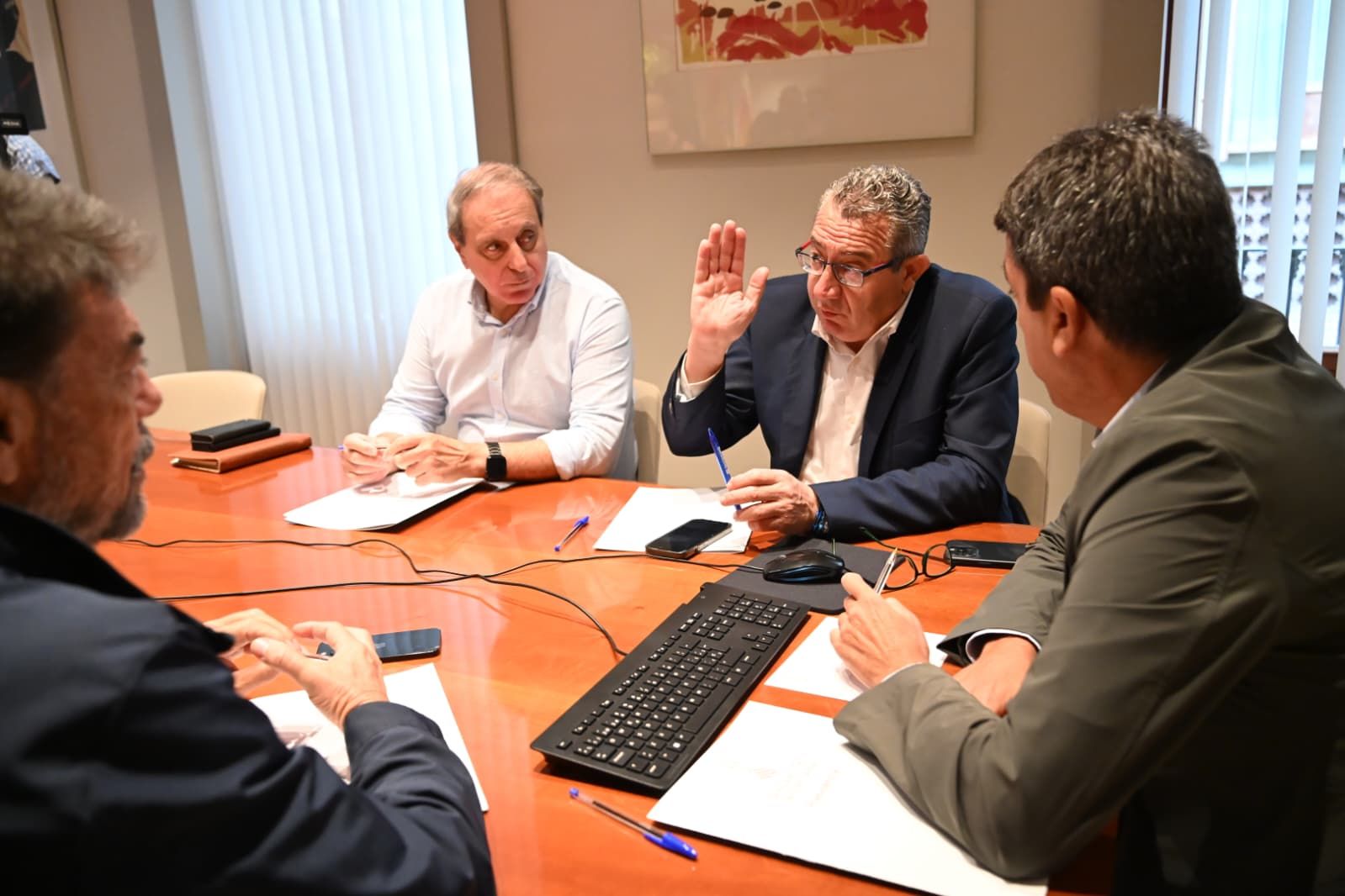 Carlos Mazón sigue desde Alicante la alerta roja por lluvias