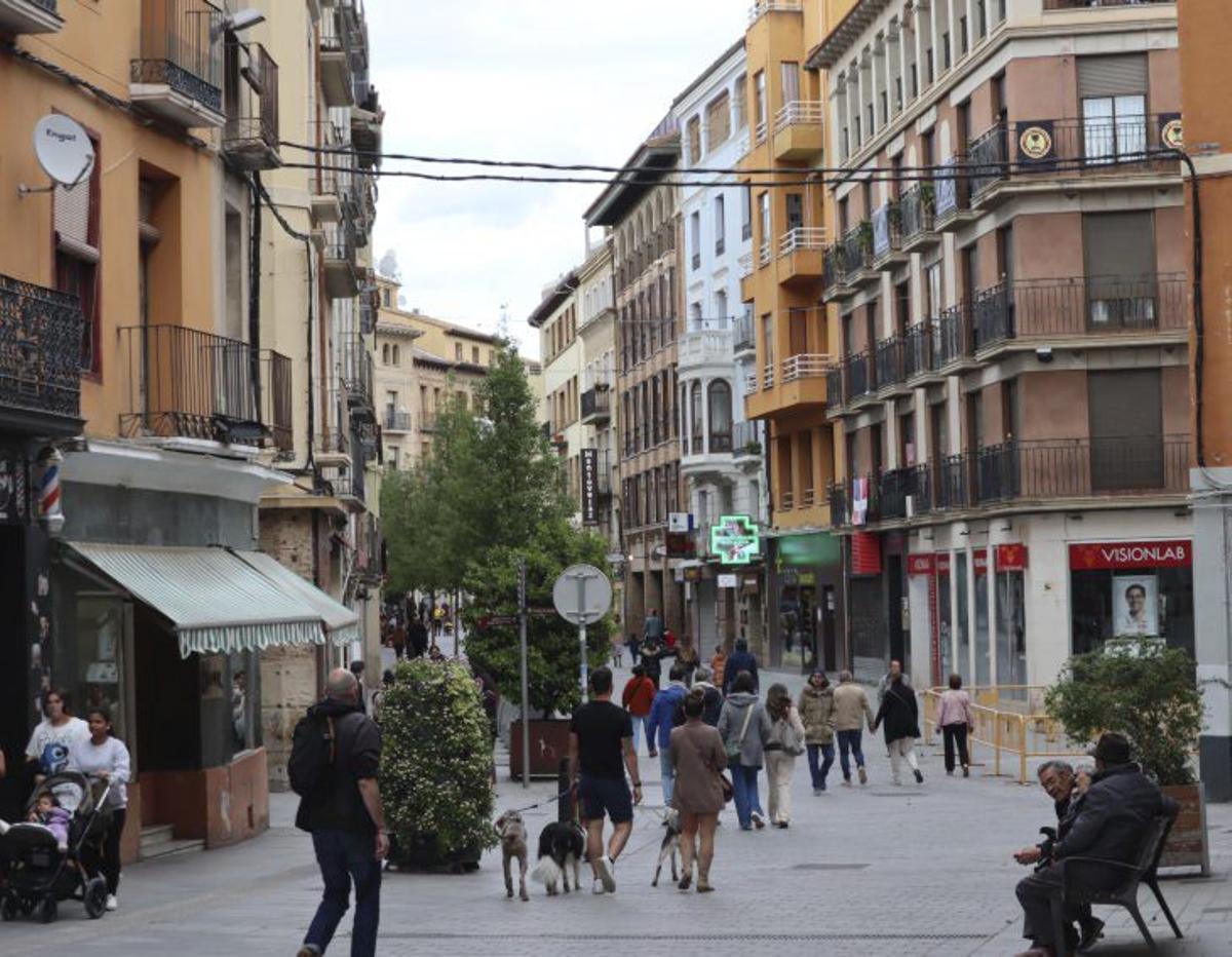 Coso Bajo con la calle Sancho Ramírez en Huesca.