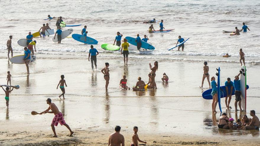 Bañistas y surferos, ayer en la zona de la Cícer de la playa de Las Canteras, en Las Palmas de Gran Canaria.