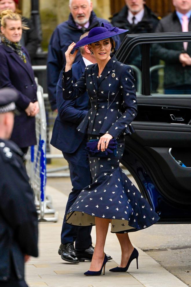 Kate Middleton con look de Erdem en azul y blanco