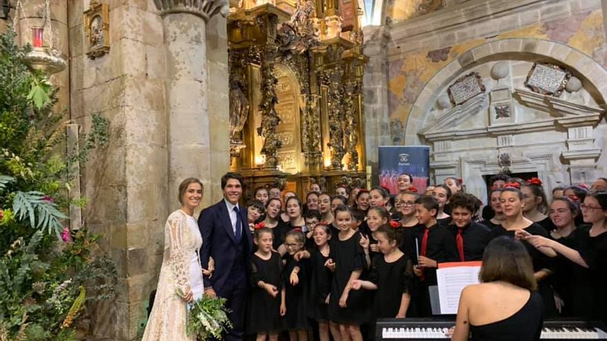 Los Peques del León de Oro, en 2019, con María Pombo y su marido Pablo Castellano.