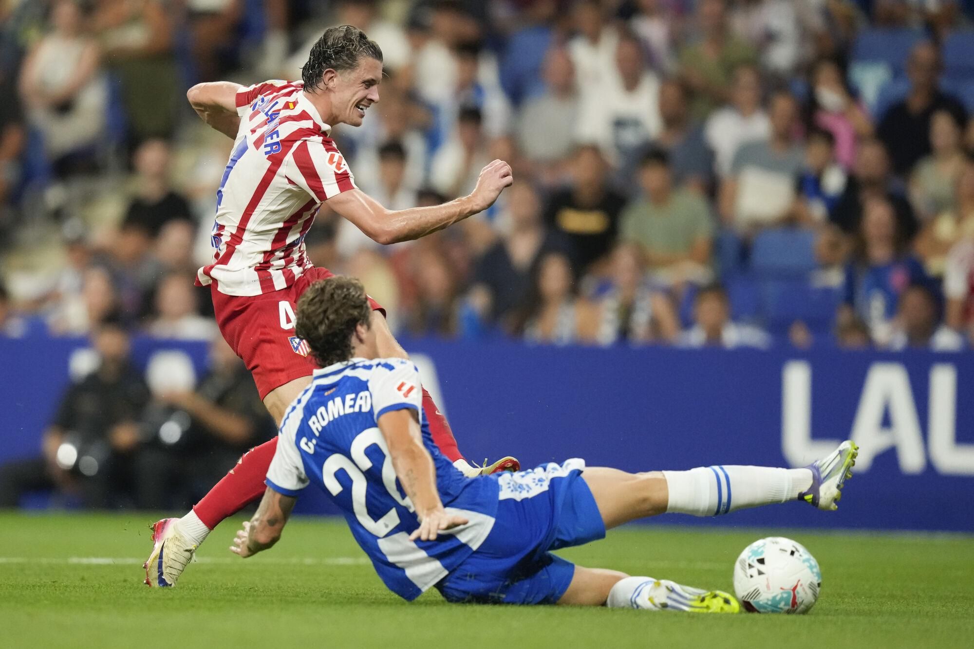 CORNELLÁ-EL PRAT, 17/08/2025.- El centrocampista del Atlético de Madrid Conor Gallagher (i) lucha con Carlos Romero, del Espanyol, durante el partido de la primera jornada de LaLiga que RDC Espanyol y Atlético de Madrid juegan este domingo en el RCDE Stadium. EFE/Enric Fontcuberta