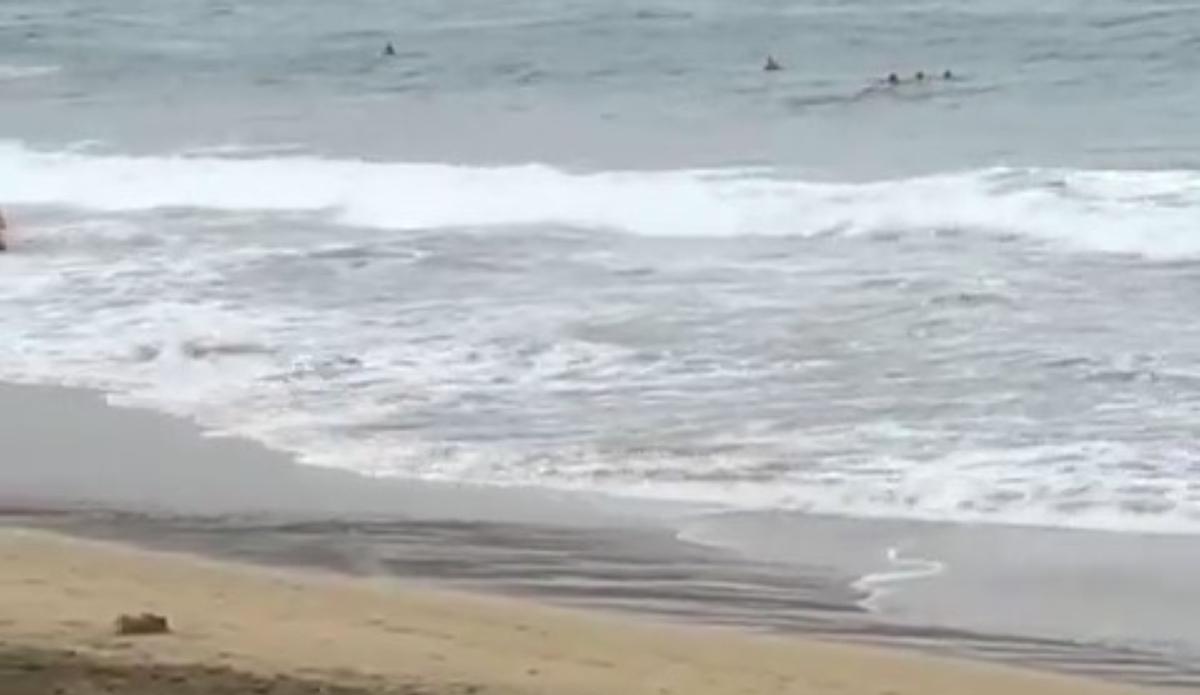 Rescatan a una bañista en la playa de Las Canteras.