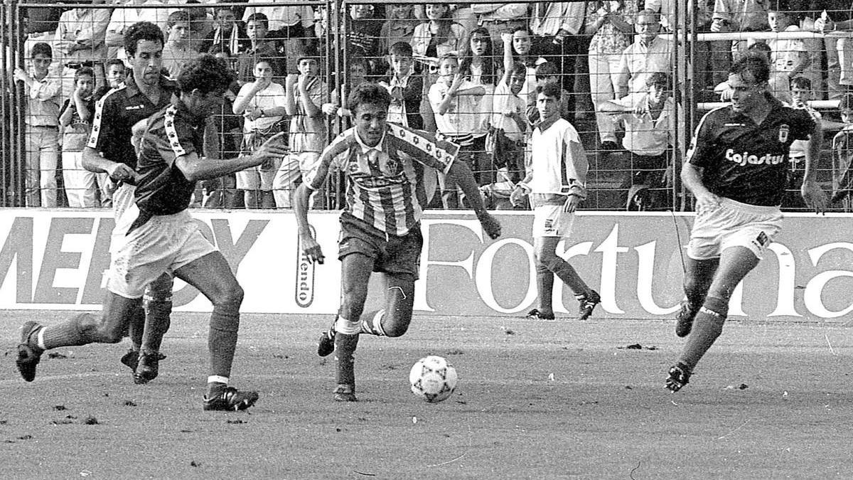 Juanele avanza entre Cristóbal, Jerkan y Gorriarán, en el derbi de 1993.