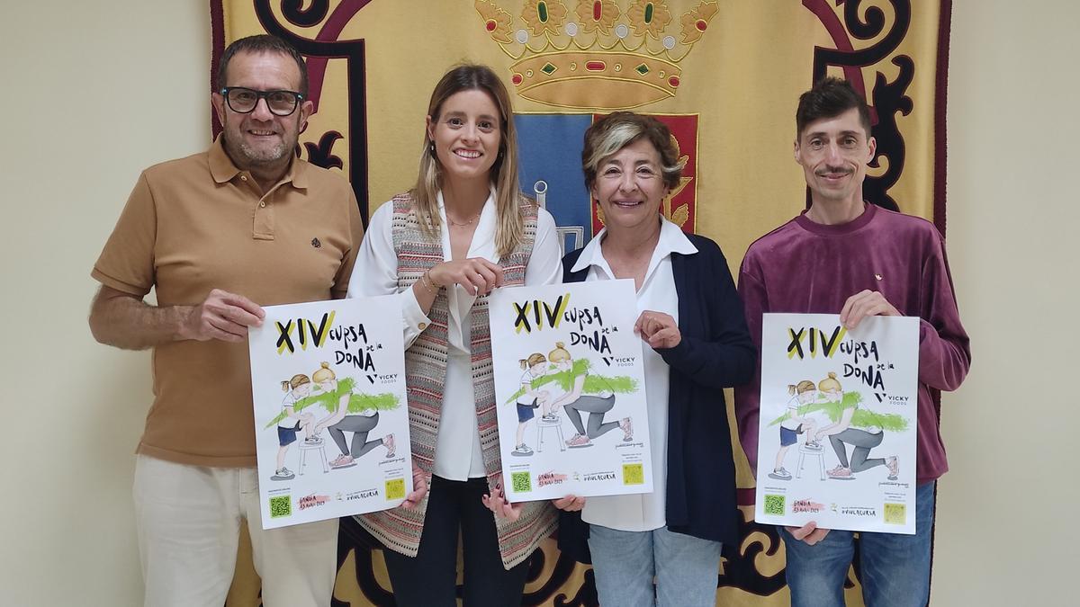Los organizadores de la Cursa con la alcaldesa y el concejal de Deportes de Benirredrà