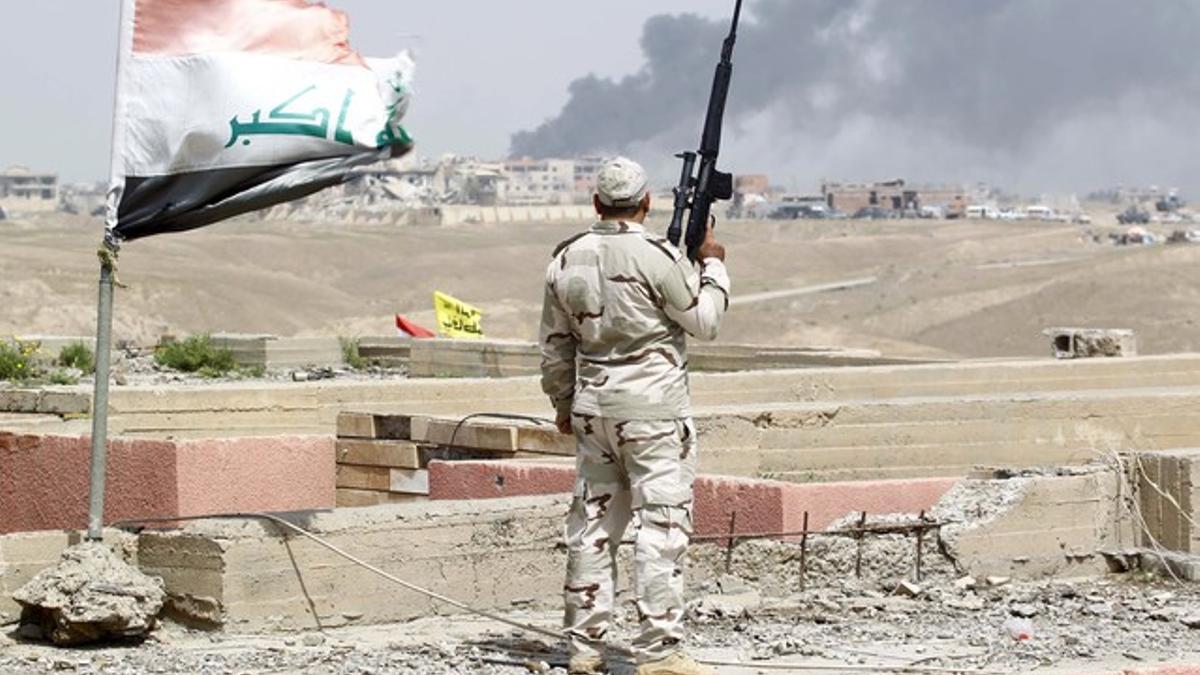 Un miembro de las tropas iraquís observa el combate contra Estado Islámico en Tikrit.