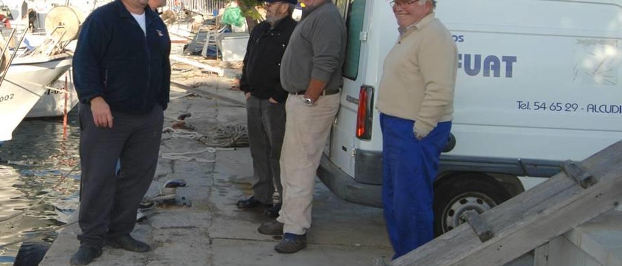 Gaspar Vera (segundo por la derecha), patrón del &#039;Petit Fuat&#039;, charla con otros pescadores.