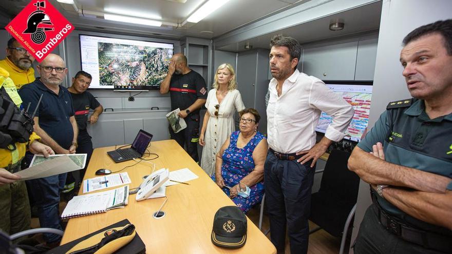 Carlos Mazón, la alcaldesa de la Vall d&#039;Ebo, Leonor Jiménez y el dispositivo desplegado en el incendio de La Vall d&#039;Ebo