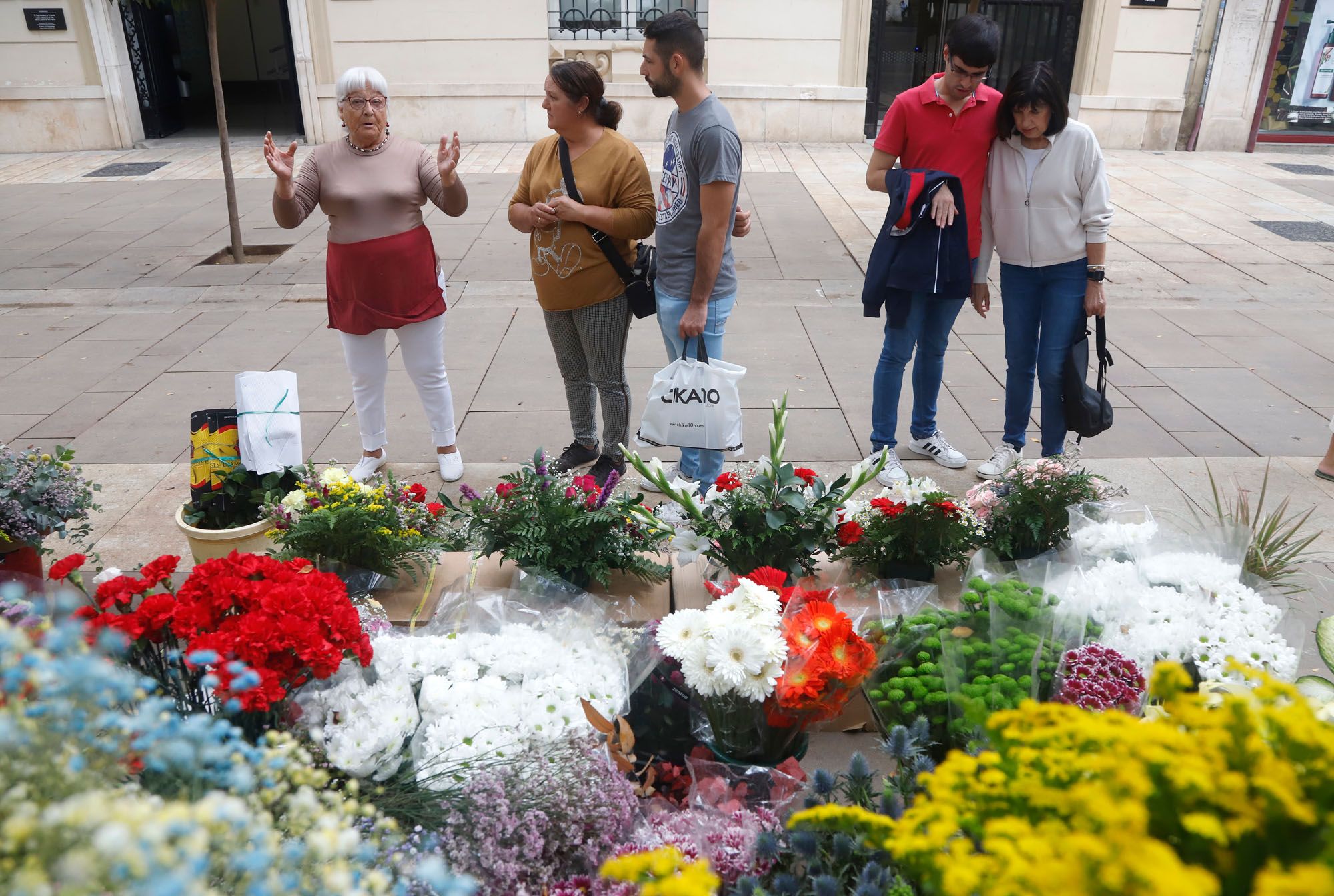 Venta de flores en Málaga de cara al 1 de noviembre, Día de Todos los Santos