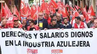 Trabajadores del azulejo salen a la calle para reclamar mejoras salariales: "La actitud de la patronal es insultante"