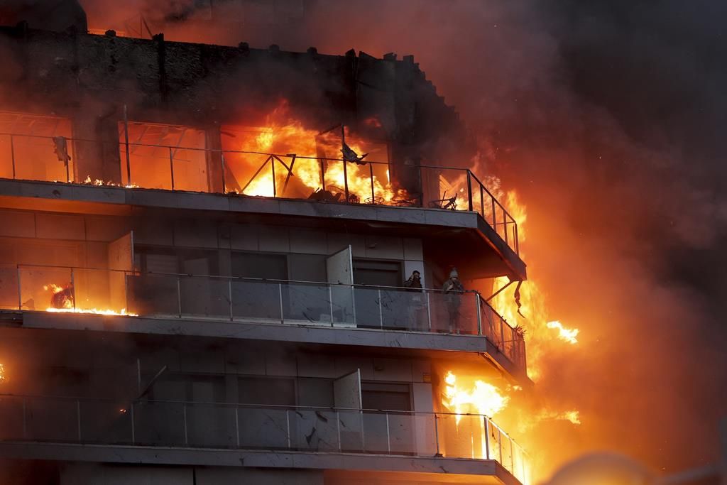 Espectacular incendi en un edifici de València