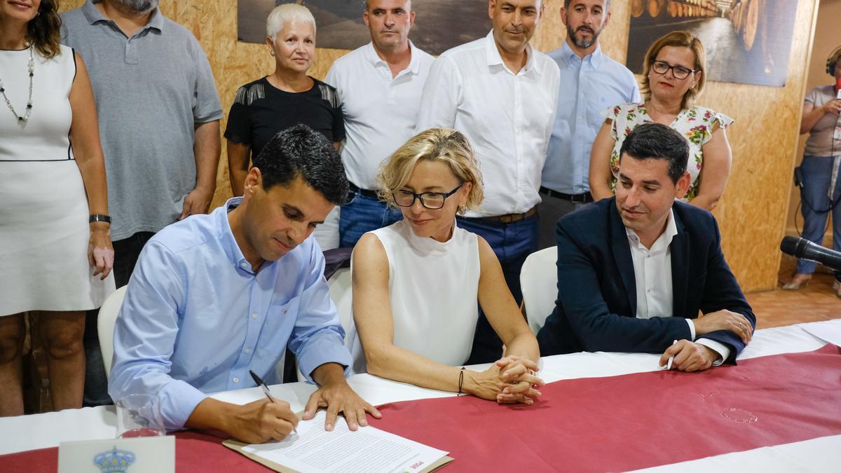 Firma del pacto entre PSOE, NC y CC en 2019 al que posteriormente se sumó Ciudadanos.