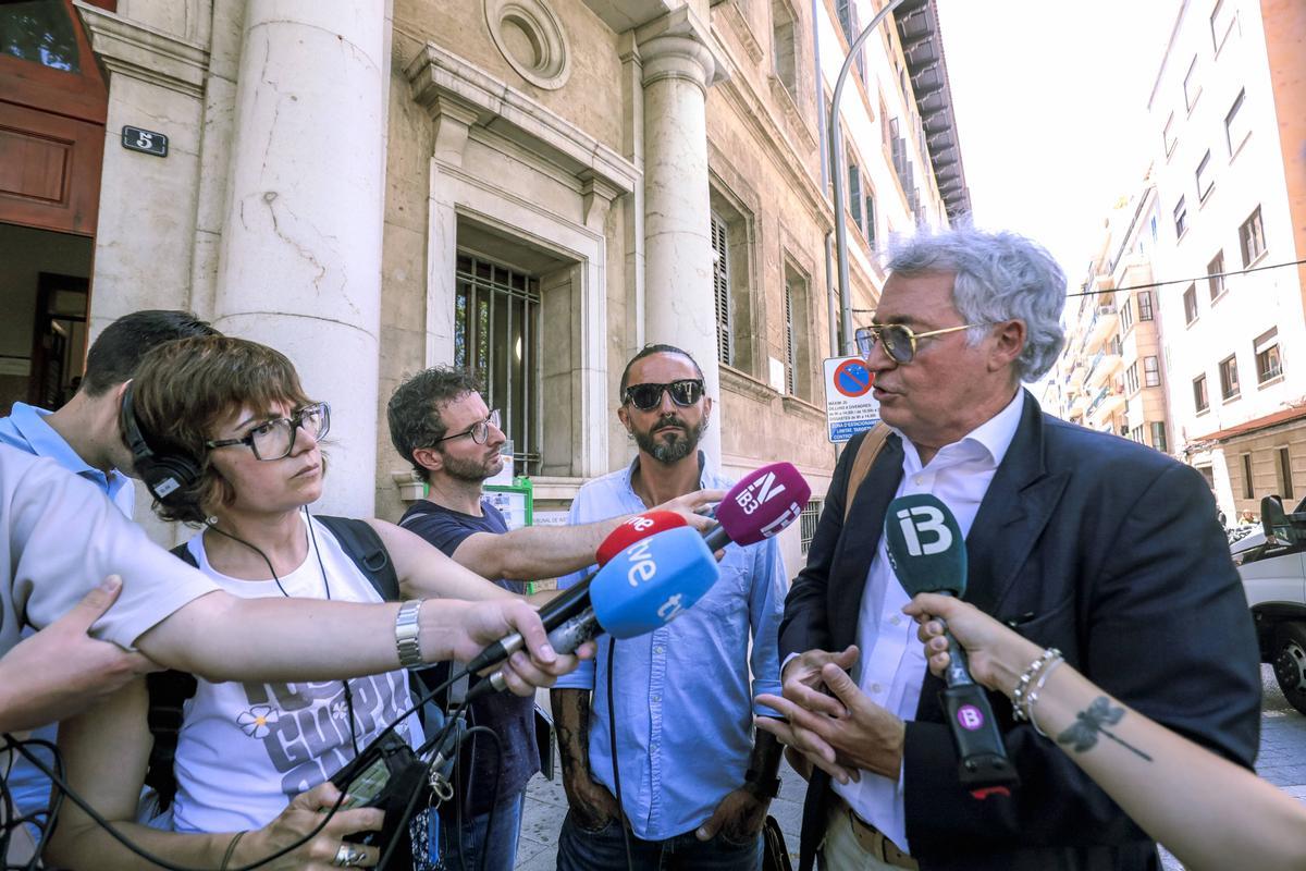 Biel Mesquida, Lucía Muñoz y Jaume Sastre arropan a Balti Picornell por la querella de Jorge Campos por llamarle “puto nazi”