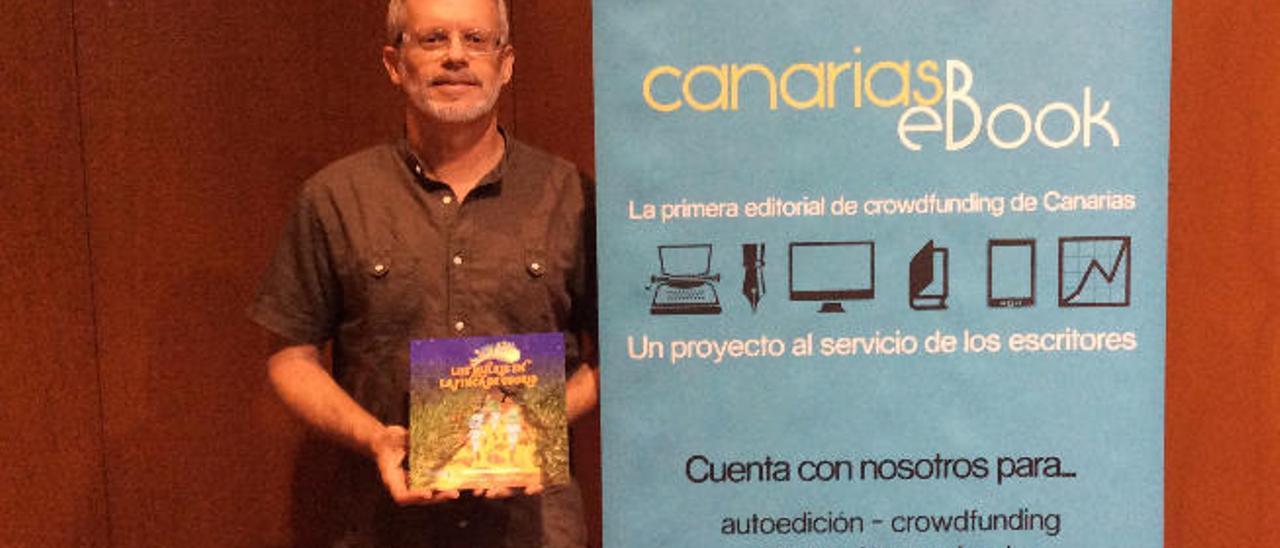 Bernardo Jaén Otero, con un ejemplar del libro.